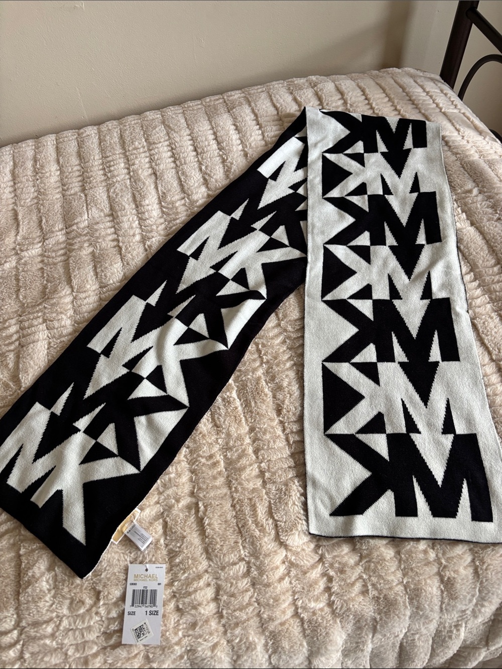 Michael Kors Black & White Geometric Logo Knit Scarf NWT!! Perfect for fall!!